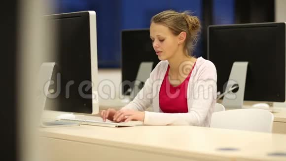 计算机教室里的年轻女学生视频的预览图