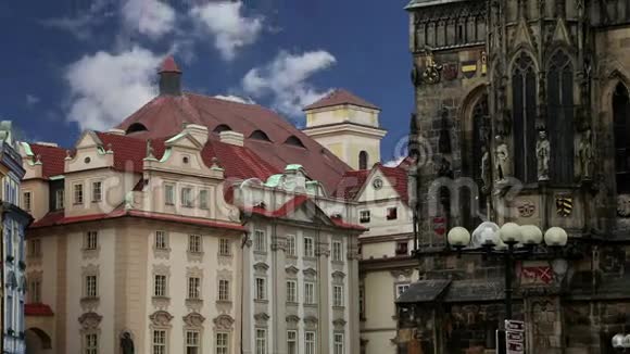 布拉格老市政厅从捷克共和国老城镇广场俯瞰视频的预览图