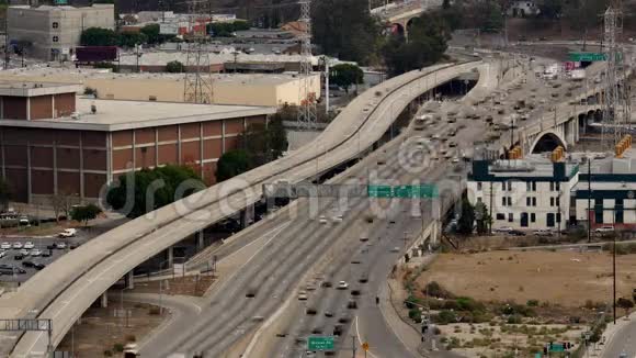 加利福尼亚州洛杉矶市区繁忙高速公路上的时间推移视频的预览图