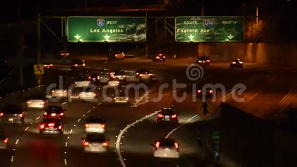 夜间繁忙的高速公路的时间视频的预览图