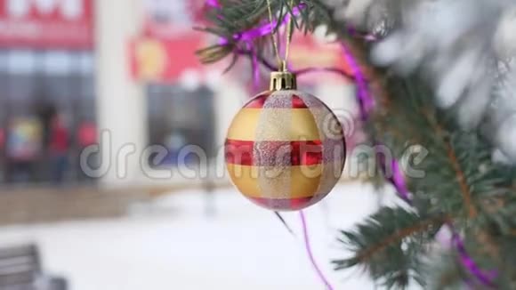 玩具球云杉挂在圣诞树上冬季圣诞新年视频的预览图