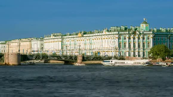 从涅瓦河观赏圣彼得堡的冬宫俄罗斯视频的预览图