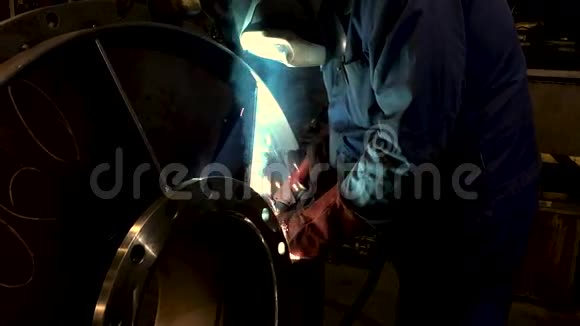 焊工在工作工业录像视频的预览图