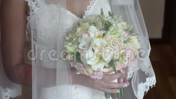 快乐的新娘捧着婚礼花束视频的预览图