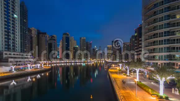 迪拜码头和运河在迪拜的夜晚到白天视频的预览图