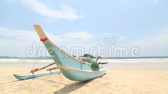 斯里兰卡威利加马海滩上的木制渔船视频的预览图