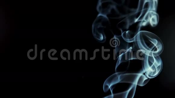 烟雾在黑色背景上升起视频的预览图