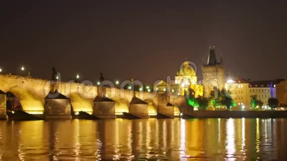 查尔斯桥和城堡视图布拉格放大延时4k视频的预览图