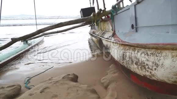 斯里兰卡威利加马海滩上的传统渔船视频的预览图