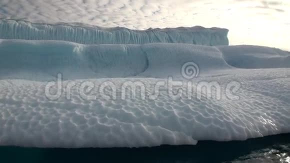 冰山漂浮在格陵兰岛周围的海洋中视频的预览图