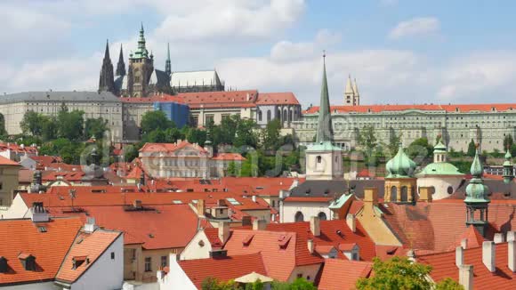 查尔斯桥和城堡景观布拉格捷克共和国时间推移4K视频的预览图