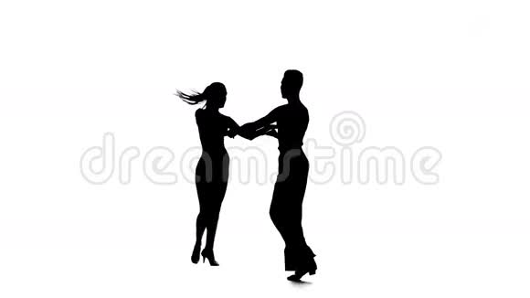 剪影双人舞专业舞者表演交谊舞白色背景演播室视频的预览图