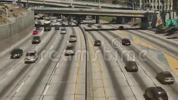 时间流逝洛杉矶市中心繁忙的高速公路上交通的俯视图视频的预览图