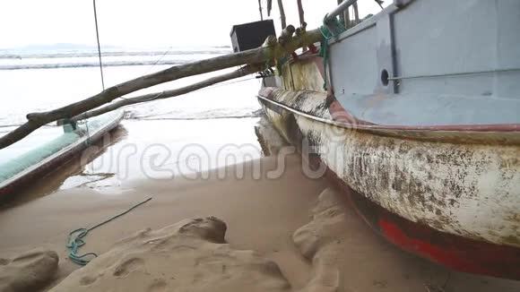 斯里兰卡威利加马海滩上的传统渔船视频的预览图