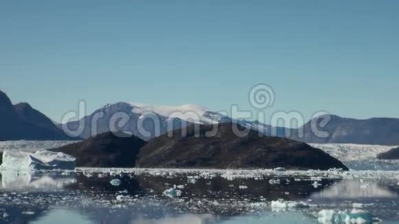 海山和反映水的大型冰山视频的预览图