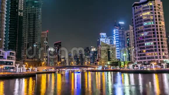 迪拜夜景中的迪拜码头塔和运河视频的预览图