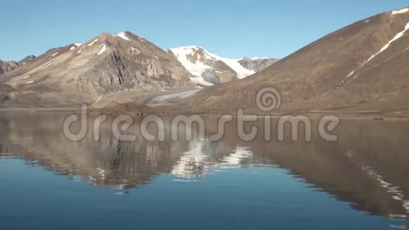 海山和反映水的大型冰山视频的预览图