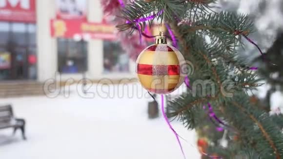圣诞树上挂着的玩具球云杉圣诞新年视频的预览图