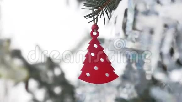 玩具装饰冬云杉挂在圣诞树上圣诞新年视频的预览图
