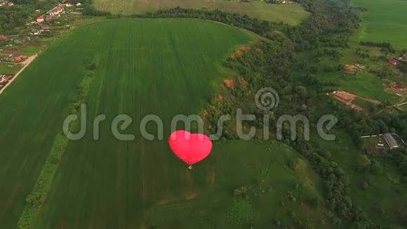 热气球在天空中飞过田野空中景观视频的预览图