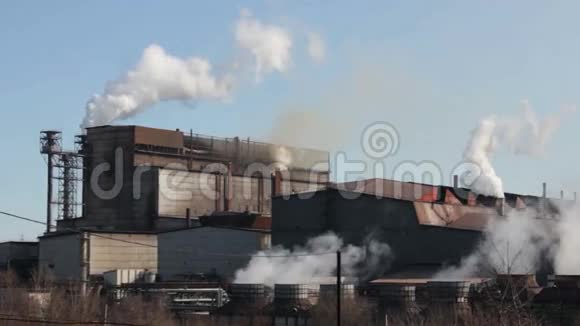 城市工业工厂管道的烟雾视频的预览图
