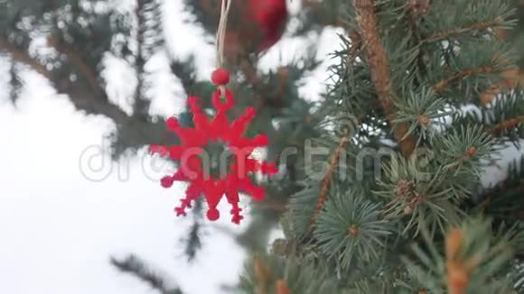 玩具装饰冬季云杉挂在圣诞树圣诞新年视频的预览图