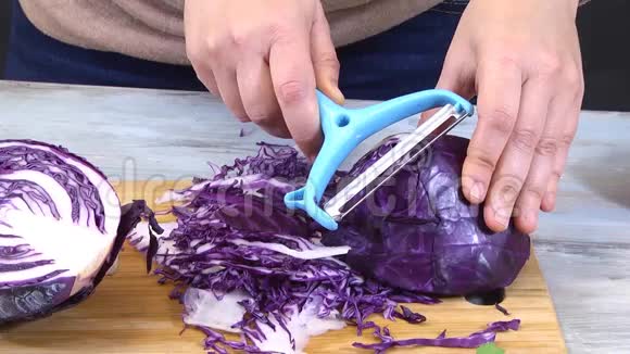 在厨房里切紫甘蓝视频的预览图