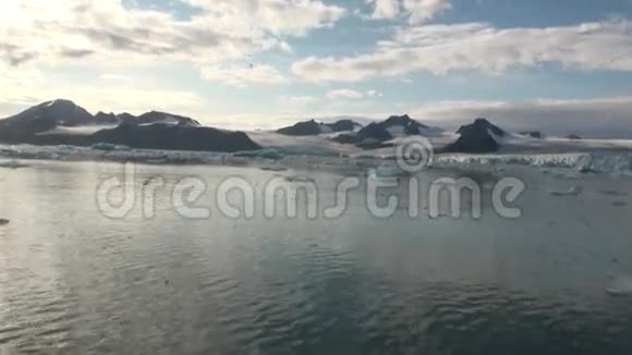 海山和反映水的大型冰山视频的预览图