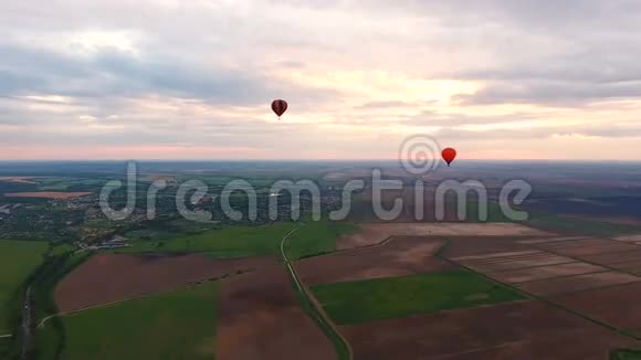 天空中的热气球在田野上空中景观视频的预览图