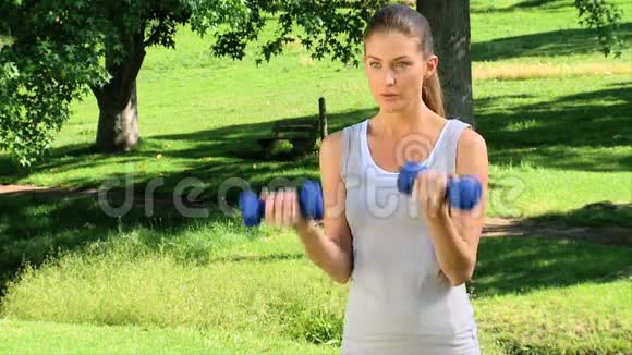女人在户外用哑铃锻炼视频的预览图