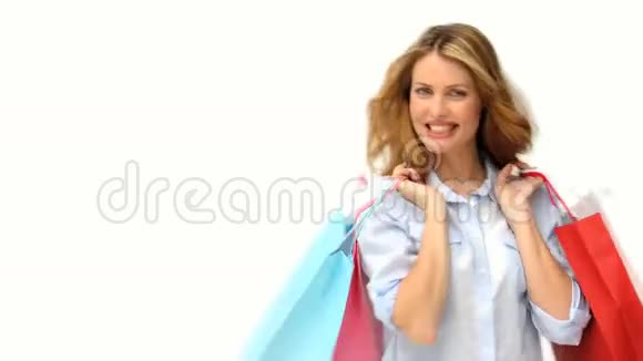 漂亮的金发女人拿着购物袋视频的预览图