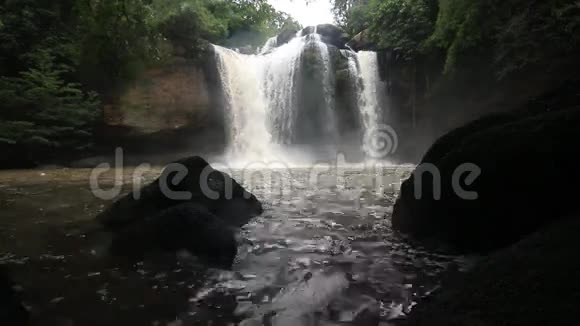 泰国高耀国家公园瀑布热带森林视频的预览图