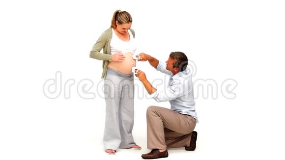 男人抚摸他怀孕妻子的肚子视频的预览图