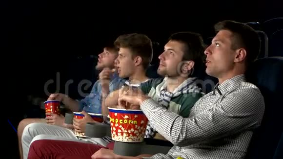年轻人在电影院看电影吃东西视频的预览图