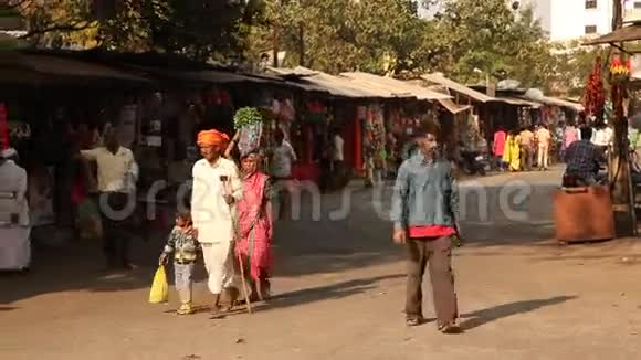 在街头市场的印度人视频的预览图