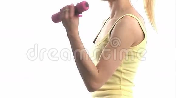 年轻的女人在锻炼视频的预览图