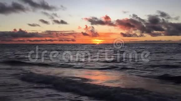 太平洋上空的日出从夏威夷考艾岛的卡帕那里看到视频的预览图