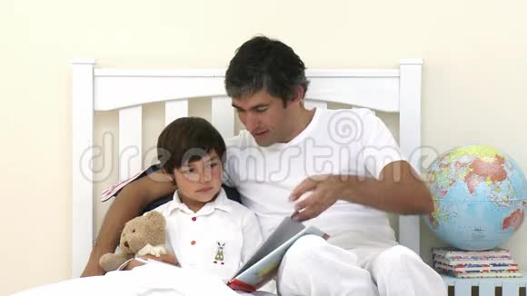 父子俩在床上看书视频的预览图