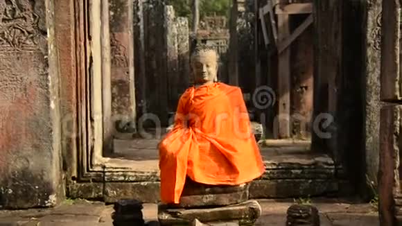 柬埔寨吴哥窟古寺中的尊佛视频的预览图
