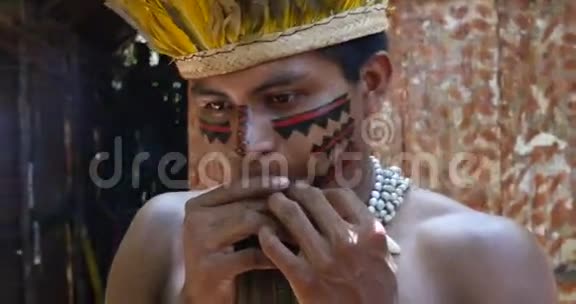 土著巴西人在亚马逊土著部落吹木笛视频的预览图