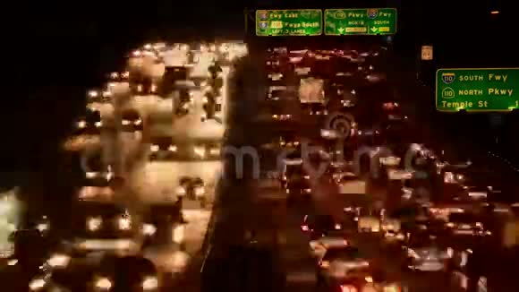 晚上繁忙的洛杉矶高速公路交通视频的预览图