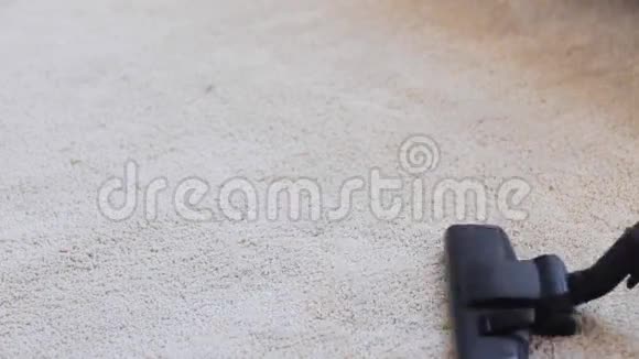 家里有吸尘器清洁地毯的女人视频的预览图