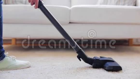 家里有吸尘器清洁地毯的女人视频的预览图