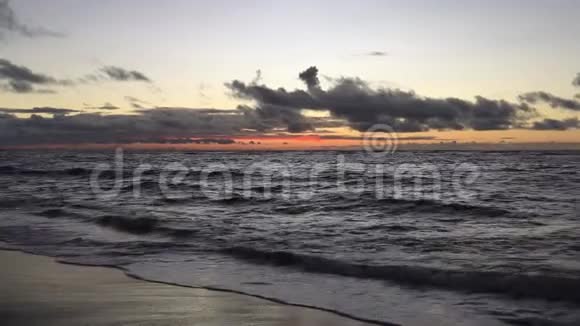 太平洋上空的黎明从夏威夷考艾岛的卡帕那里看到视频的预览图