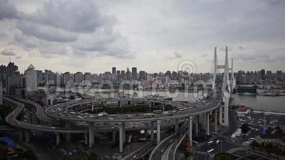 空中高速公路繁忙的城市高峰时间交通拥堵公路上海视频的预览图