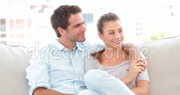 两个人在沙发上放松对着镜头微笑视频的预览图
