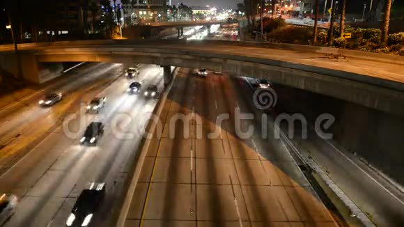 洛杉矶市中心的夜间交通视频的预览图
