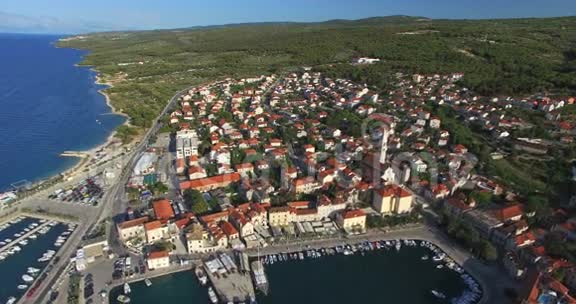克罗地亚Brac岛上的Supetar鸟瞰图视频的预览图