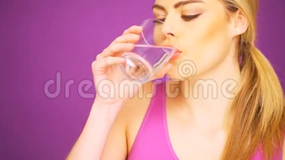 健身女性饮用水视频的预览图