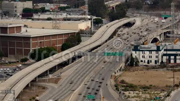 加州洛杉矶市中心繁忙的高速公路上的交通状况视频的预览图